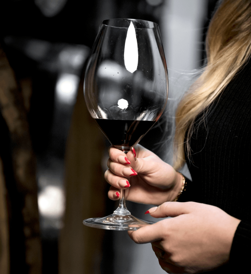 Close de taça de vinho tinto em degustação Experiência Vinícola Obstinado