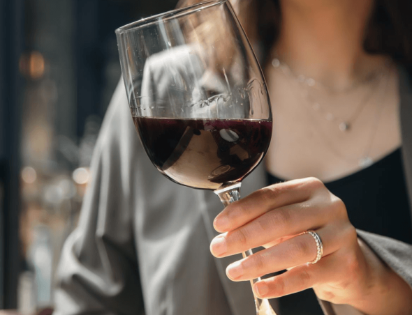 Taça de vinho tinto em momento de degustação Experiência Vinícola Obstinado