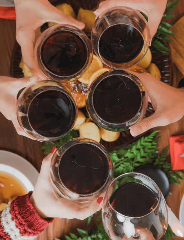 Brinde com taças de vinho em piquenique Experiência Vinícola Obstinado